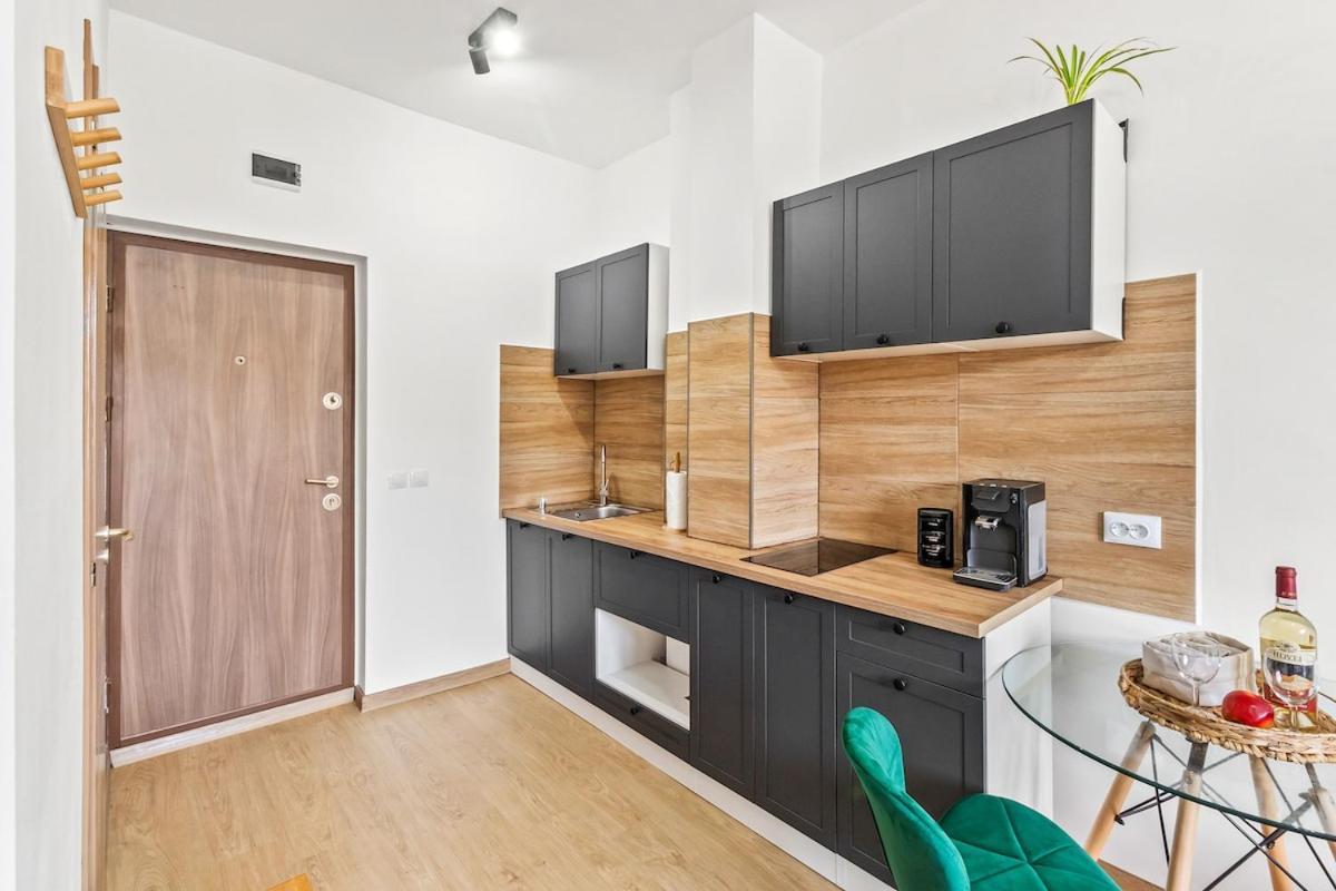 42 Apartment *